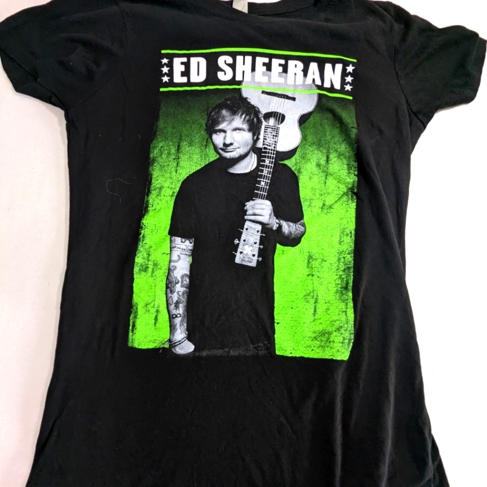 Ed Sheeran Concert Tee with Bold Graphic on Front Size Medium